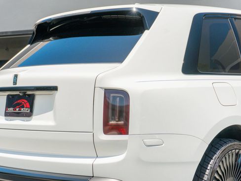 Used 2023 Rolls-Royce Cullinan Black Badge w/ Dark Exterior Package AWD/4WD image 39