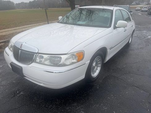 Used 1998 Lincoln Town Car Executive image 2