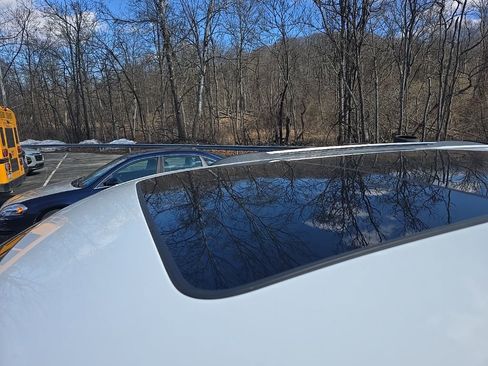 Used 2017 Jeep Grand Cherokee Limited w/ Luxury Group II image 9