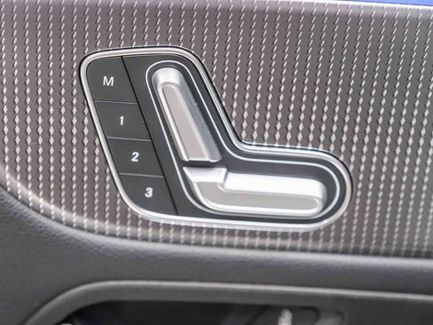 Used 2021 Mercedes-Benz GLB 250 image 28