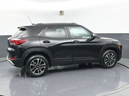Used 2025 Chevrolet TrailBlazer LT AWD/4WD image 3