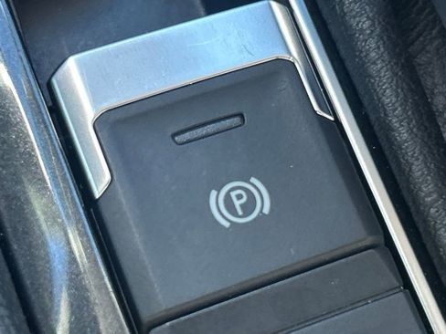 Used 2022 Volkswagen Tiguan SE image 53