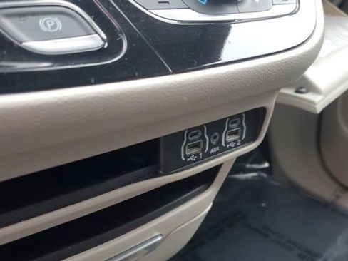 Certified 2024 Chrysler Pacifica Touring-L image 18