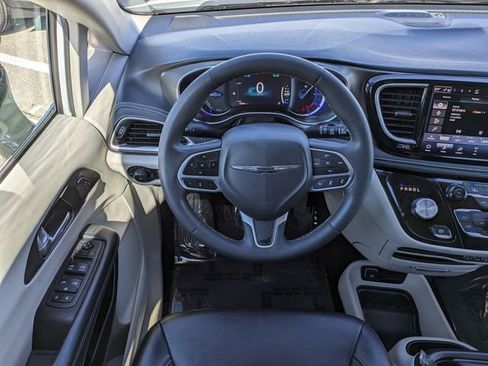 Used 2024 Chrysler Pacifica Select image 18