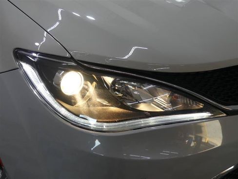 Used 2020 Chrysler Pacifica Touring-L w/ Tire & Wheel Group FWD image 15