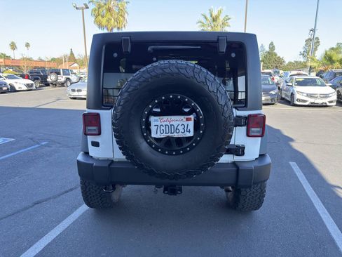 Used 2014 Jeep Wrangler Unlimited Rubicon w/ Connectivity Group AWD/4WD image 4