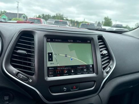 Used 2020 Jeep Cherokee Trailhawk AWD/4WD image 25