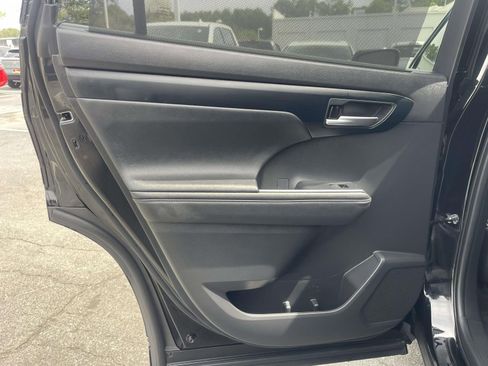 Used 2023 Toyota Highlander XLE image 16