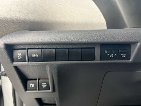 Used 2023 Toyota Sienna LE FWD image 18
