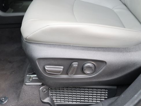 Used 2025 Toyota Sienna XLE FWD image 27