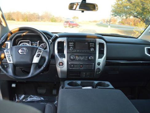 Used 2017 Nissan Titan SV image 15