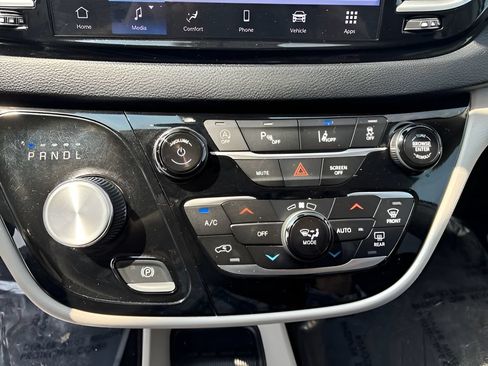 Used 2024 Chrysler Pacifica Touring-L FWD image 24