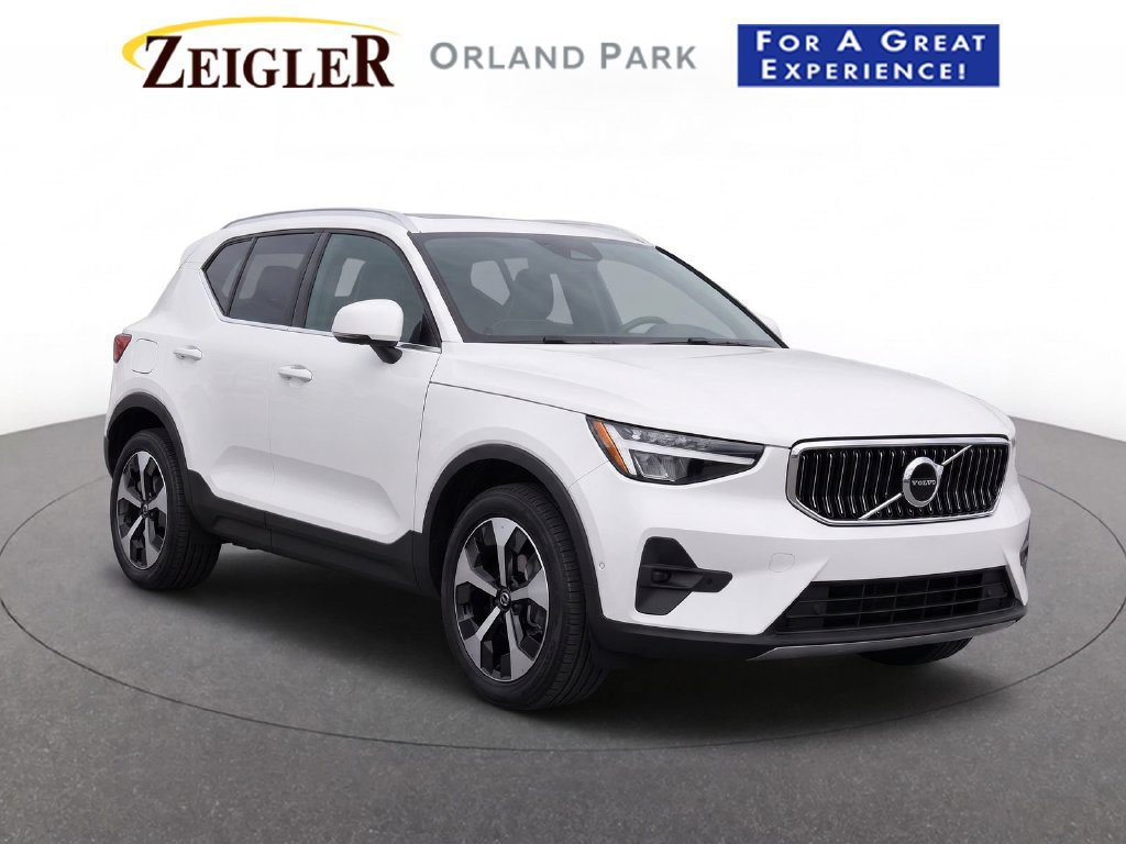 Used 2025 Volvo XC40 B5 Plus AWD/4WD image 1
