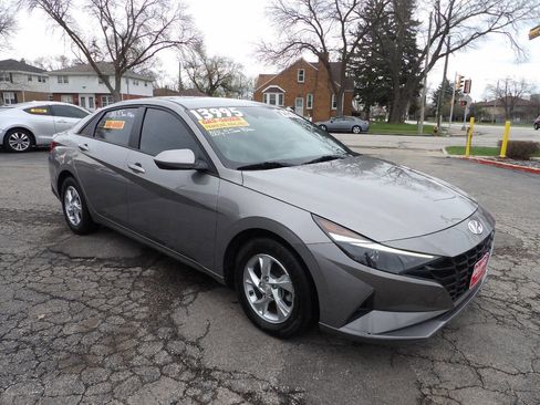 Used 2023 Hyundai Elantra SE image 3