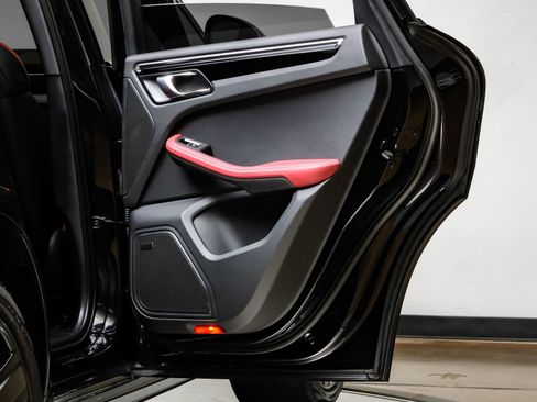 Used 2024 Porsche Macan image 48