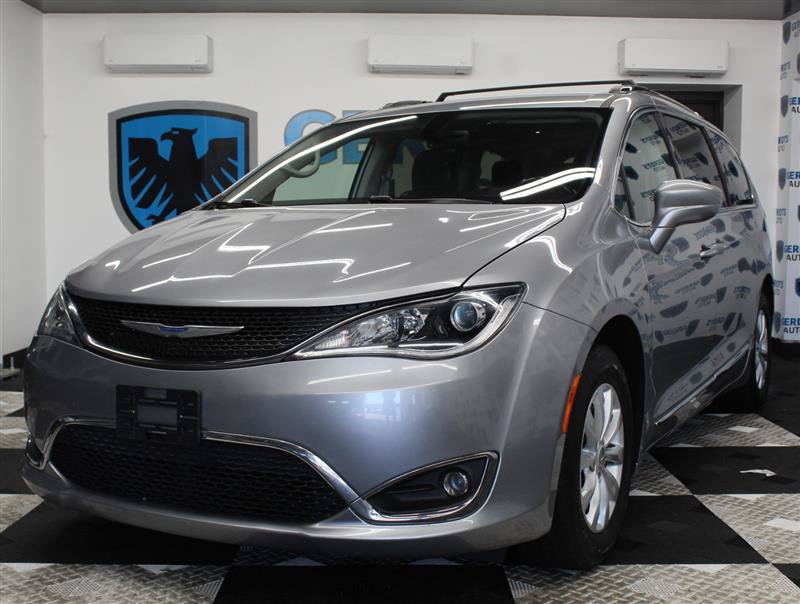 Used 2019 Chrysler Pacifica Touring-L FWD image 1