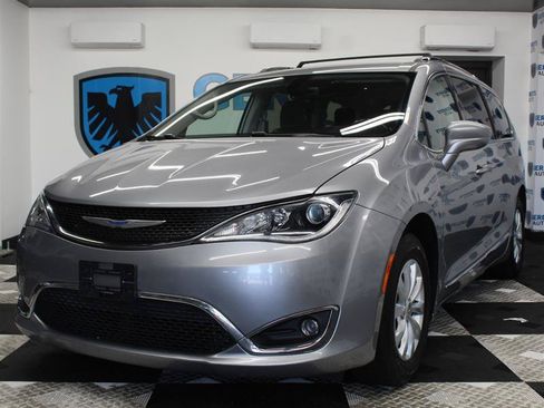 Used 2019 Chrysler Pacifica Touring-L FWD image 1