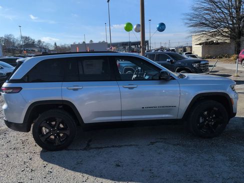 New 2025 Jeep Grand Cherokee Altitude AWD/4WD image 9