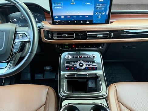Used 2023 Lincoln Nautilus Reserve FWD image 3