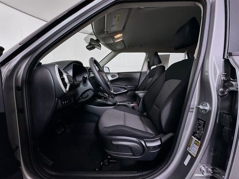 Used 2025 Kia Soul LX w/ LX Technology Package FWD image 13