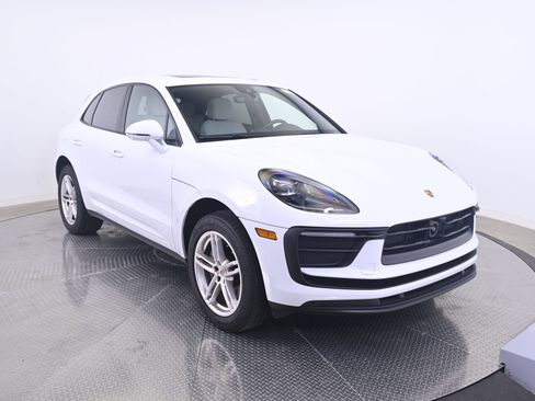 Certified 2023 Porsche Macan AWD/4WD image 9