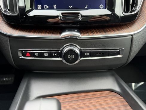Used 2023 Volvo XC60 B5 Plus image 26