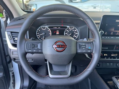 Used 2025 Nissan Rogue SV AWD/4WD image 8