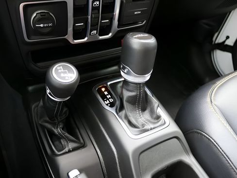 Used 2025 Jeep Gladiator Sport AWD/4WD image 22