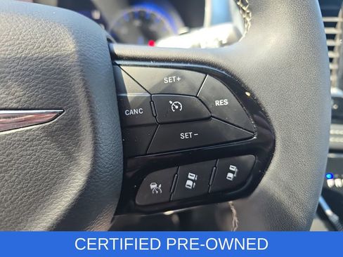 Used 2025 Chrysler Pacifica Limited FWD image 18