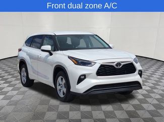 Used 2023 Toyota Highlander LE FWD video 2