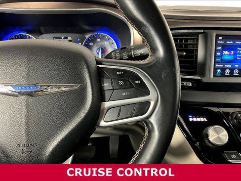 Used 2018 Chrysler Pacifica Touring-L FWD image 11