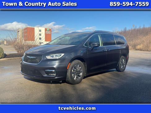 Used 2021 Chrysler Pacifica Touring-L FWD image 1