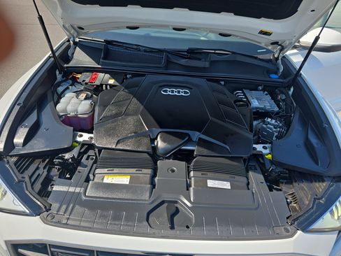 Used 2023 Audi Q8 Premium image 30