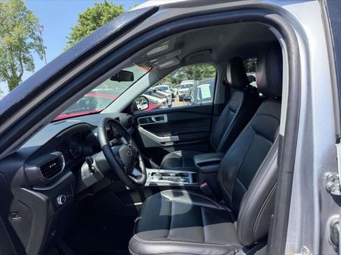 Used 2022 Ford Explorer XLT w/ Equipment Group 202A AWD/4WD image 17