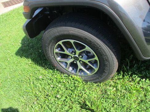 New 2025 Jeep Gladiator Sport image 21