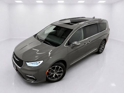 Used 2021 Chrysler Pacifica Limited w/ Uconnect Theater Family Group AWD/4WD image 6