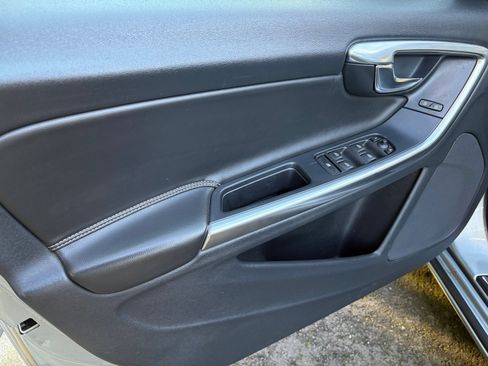 Used 2018 Volvo S60 T5 Dynamic image 17