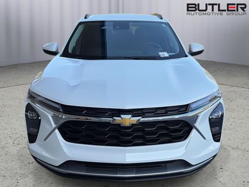 Used 2025 Chevrolet Trax LT w/ LT Convenience Package FWD image 9