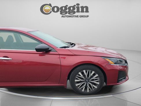 Used 2024 Nissan Altima 2.5 SV image 9