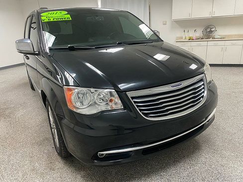 Used 2015 Chrysler Town & Country Touring-L image 3
