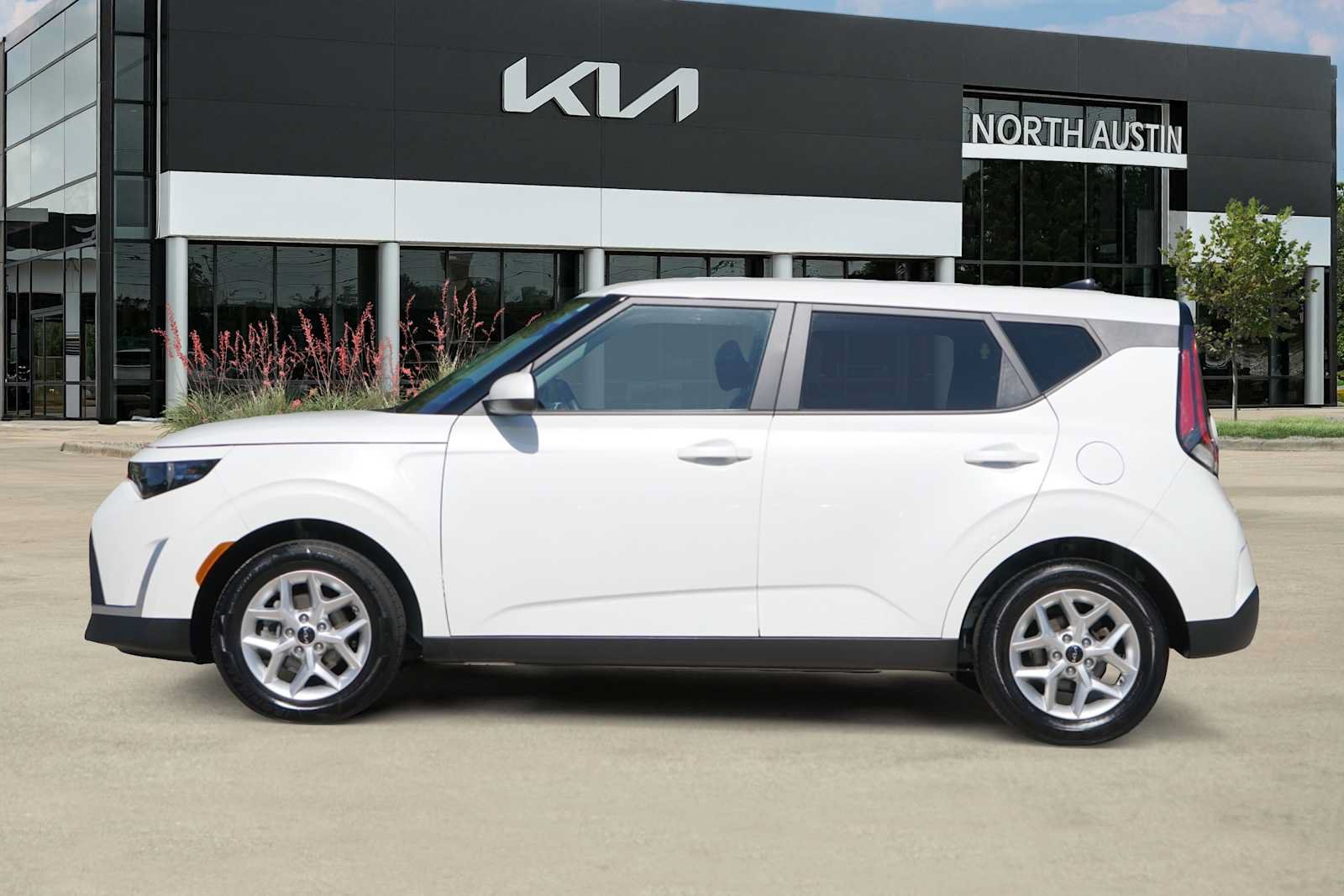 Used 2025 Kia Soul LX w/ LX Technology Package FWD image 3