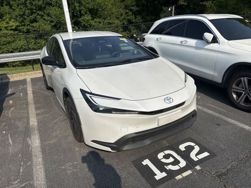 Used 2024 Toyota Prius LE FWD image 3