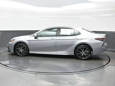 Used 2024 Toyota Camry SE FWD image 3