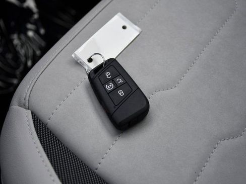 New 2026 Volkswagen Taos SE image 16