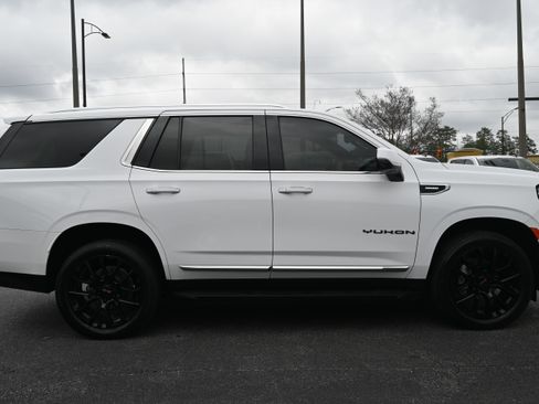Used 2022 GMC Yukon SLT w/ SLT Premium Package image 17
