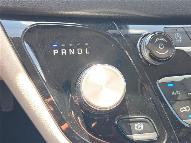 Used 2024 Chrysler Pacifica Touring-L FWD image 12