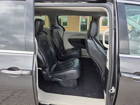 Used 2017 Chrysler Pacifica Touring-L FWD image 22