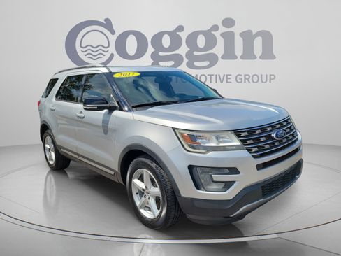 Used 2017 Ford Explorer XLT w/ Equipment Group 201A FWD image 4