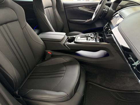 Used 2025 Aston Martin DBX 707 image 18