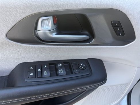 Used 2024 Chrysler Pacifica Touring-L FWD image 10